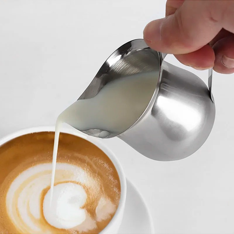 Barista Milk Jug - コーヒーミルク泡立てピッチャー、ステンレス鋼エスプレッソ、クリーマーピッチャー、注ぎ口付きオンス計量カップコーヒーウェア
